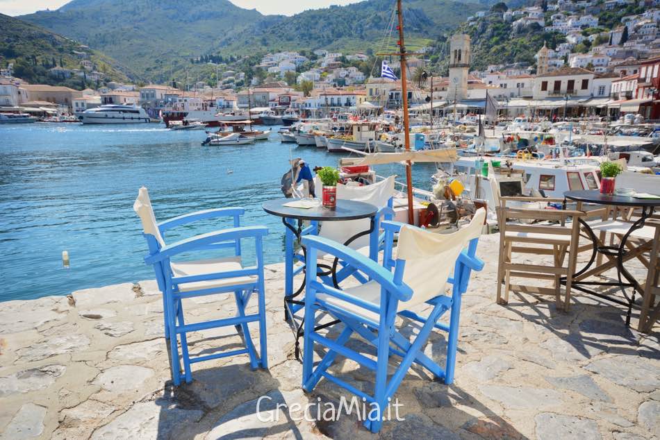 Sedie colorate in una delle isole vicino ad Atene: Hydra