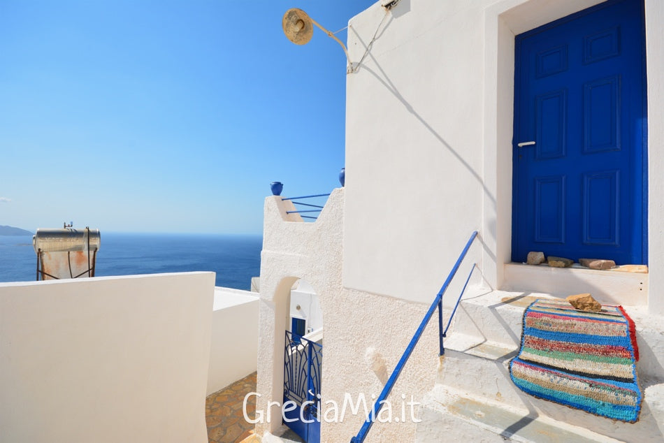 Le isole vicino a Santorini sono tra le più belle della Grecia: questa è Anafi