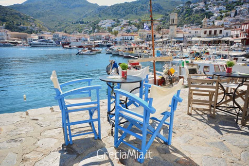 Sedie colorate in una delle isole vicino ad Atene: Hydra