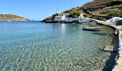 La chiesa e spiaggia di Agios Stefanos a Kythnos