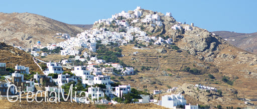 Serifos è mangiare una crèpe guardando il basket.