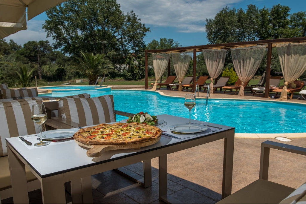 Struttura con due piscine a Vourvourou