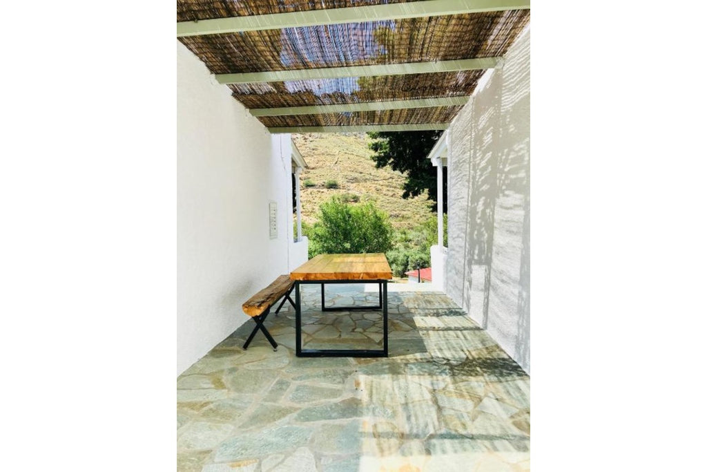 Piccolo hotel immerso nel verde a Kea