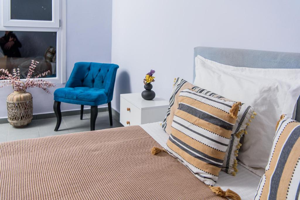 Camere con vista mare e piscina a Pyrgos