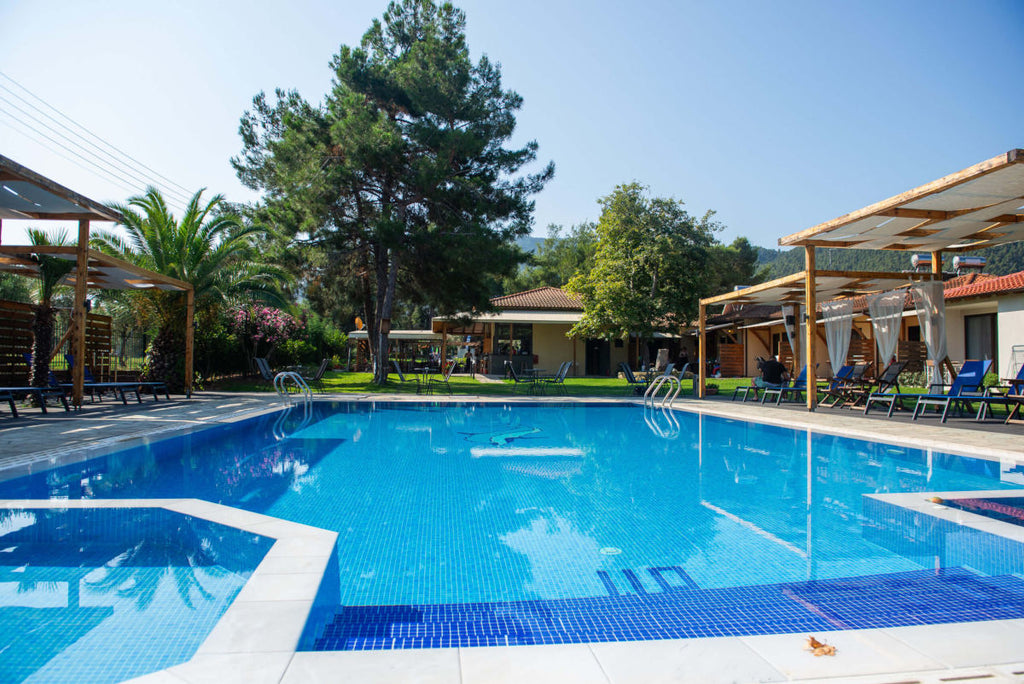 Hotel con piscina a Vourvourou