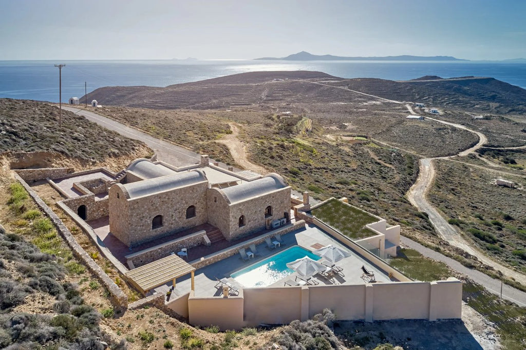 Hotel con piscina ad Anafi