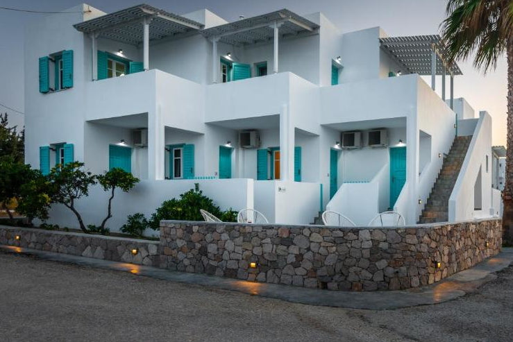 Monolocali con balcone vista mare a Milos