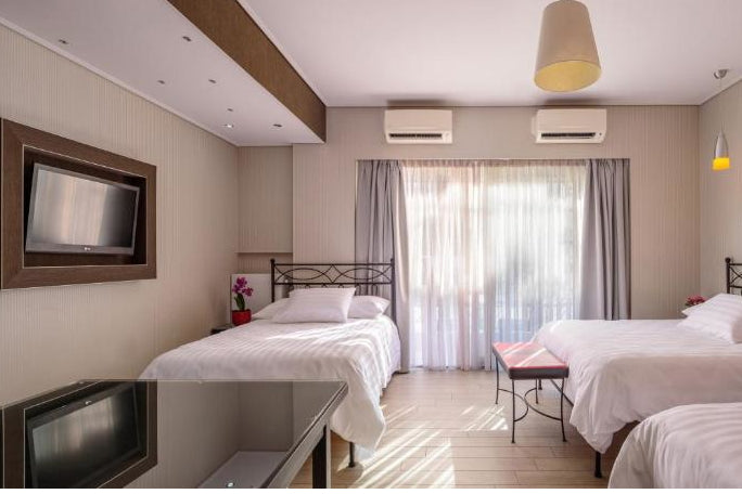 Camera tripla nel cuore di Atene