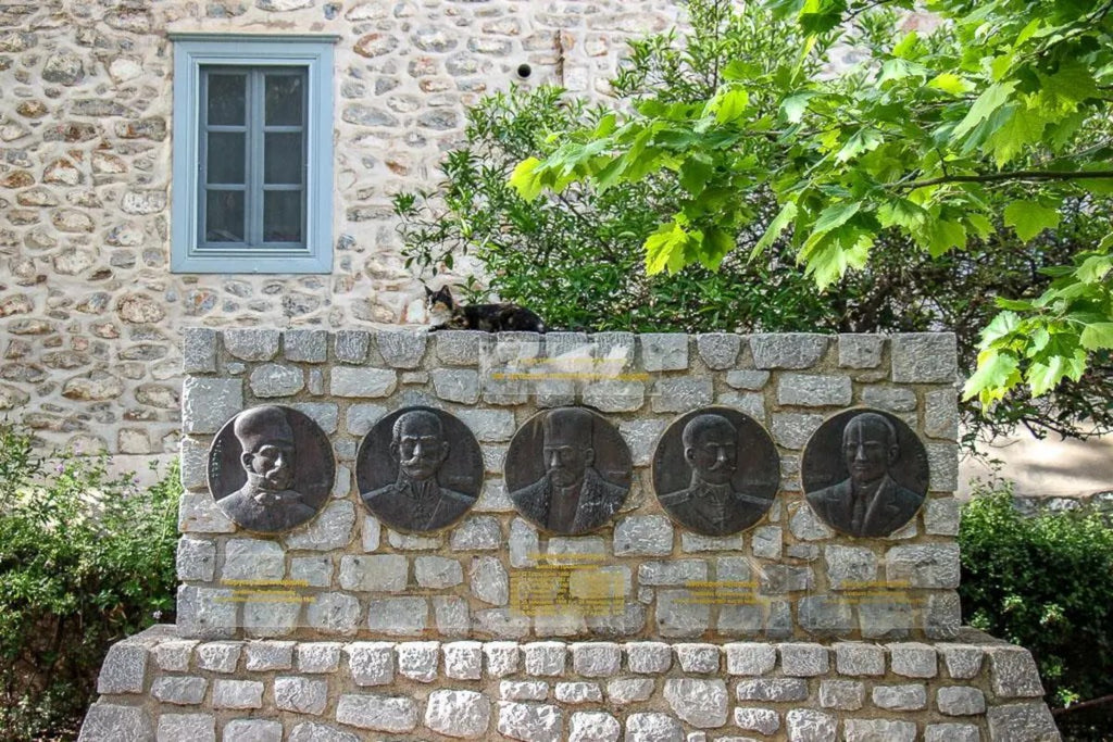 [811593727688177]Piazza dei cinque Primi Ministri di Hydra