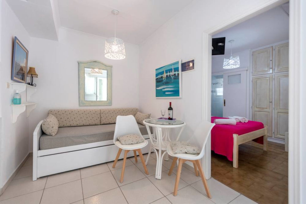 Naoussa - Leonardos Studios